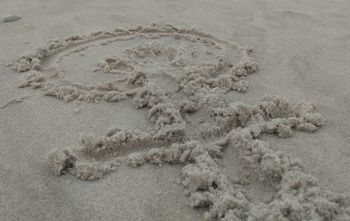 Feminismuslogo in den Sand gemalt